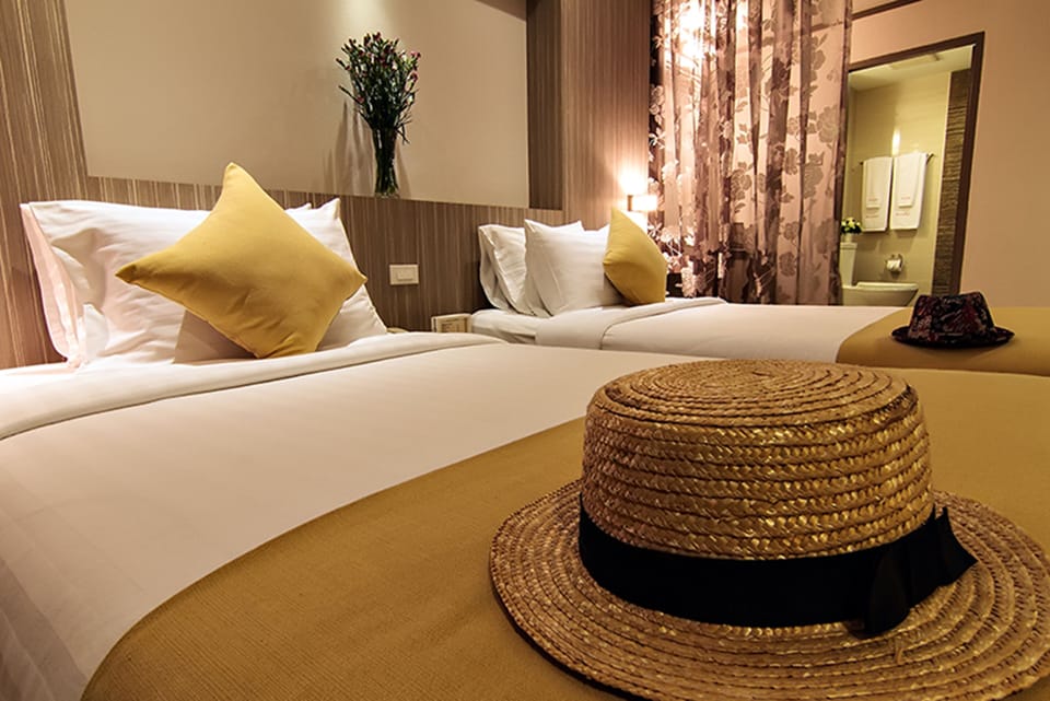 Deluxe Room | Minibar, in-room safe, blackout drapes, free cribs/infant beds