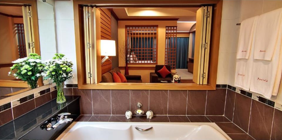 Suite | Bathroom | Free toiletries, hair dryer, towels, soap