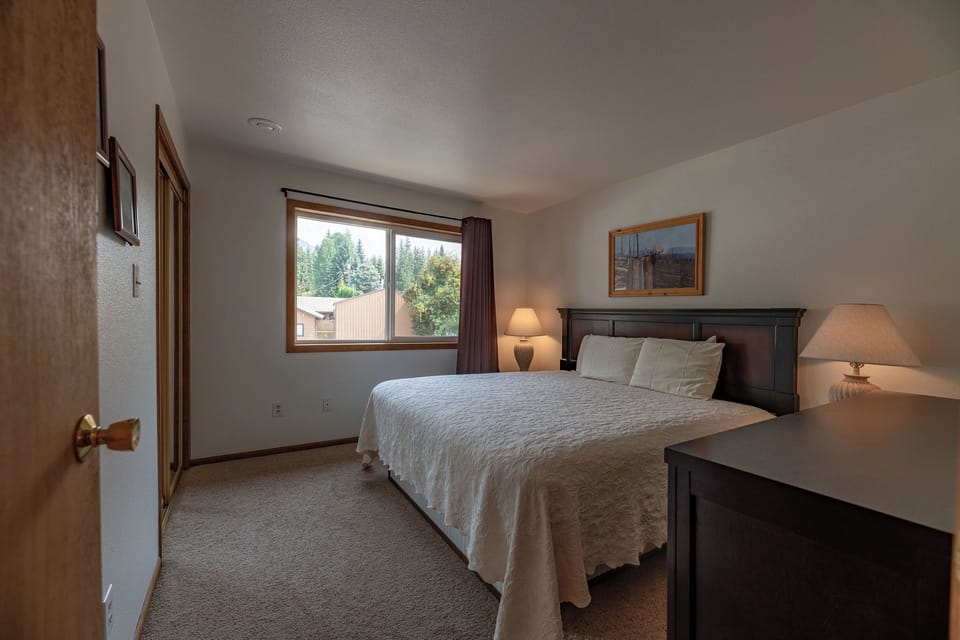 Comfort Suite, 3 Bedrooms, Lakeside | Blackout drapes, iron/ironing board, free WiFi, bed sheets