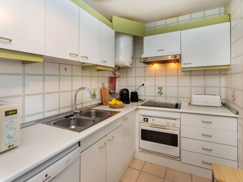 Kitchen Sink, Cabinetry, Countertop, Sink, Property, Tap, Building, Plumbing Fixture, Kitchen, Kitchen Stove