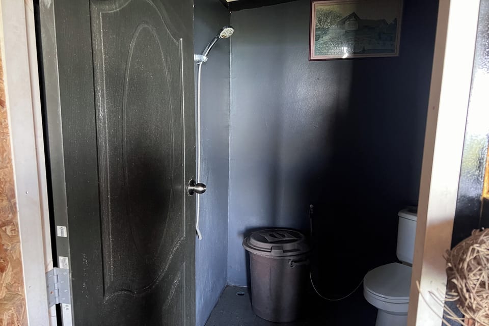 Superior Room | Bathroom | Shower, rainfall showerhead, free toiletries, towels