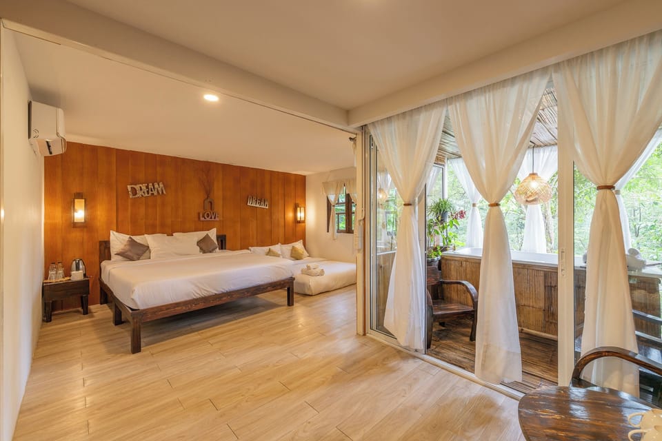 Family Suite | Desk, free WiFi, bed sheets