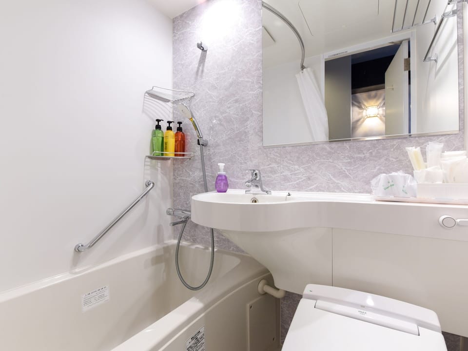 Combined shower/tub, slippers, towels