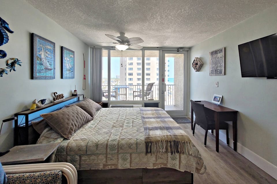 Amazing studio, 6th floor Condo Unit with beach, river and city views!