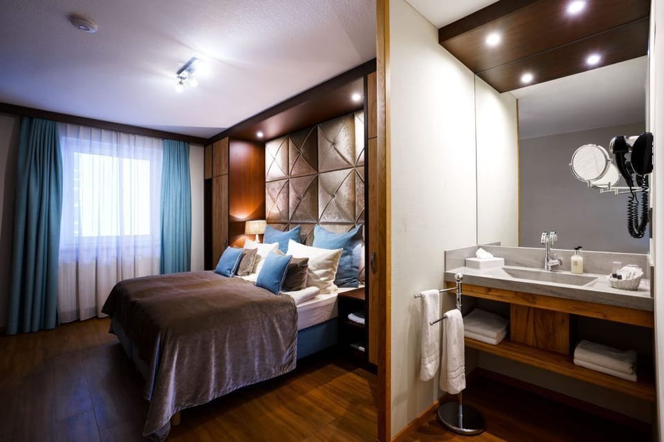 Comfort Double Room | Hypo-allergenic bedding, in-room safe, desk, iron/ironing board