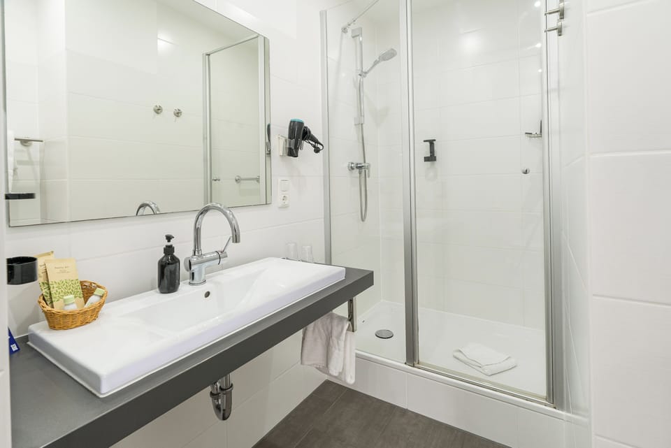Basic Double Room | Bathroom | Shower, towels