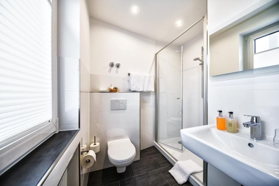 Classic Double Room | Bathroom | Shower, towels