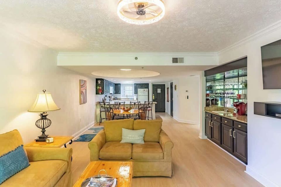  Sunlit space with inviting decor, perfect for relaxation and family gatherings!