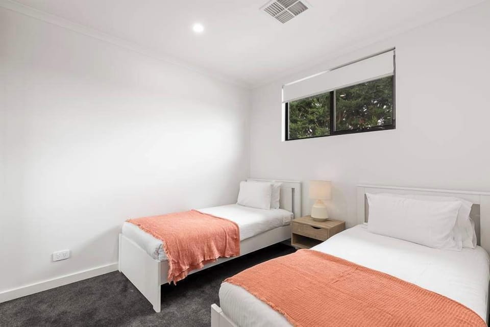 Bedroom 4 - 2 single beds
