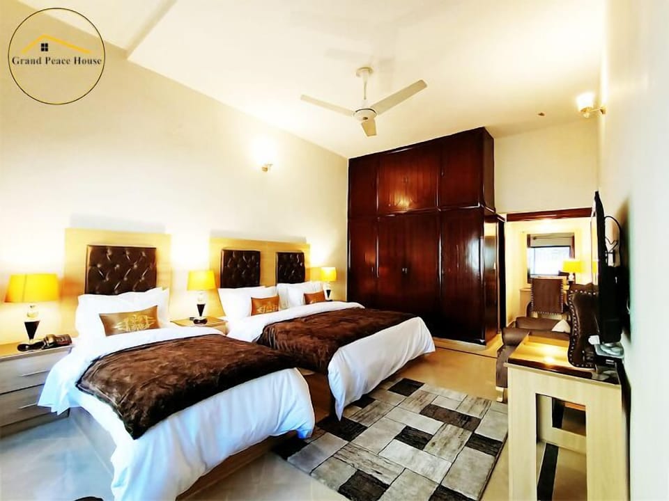 Triple Room | Desk, soundproofing, free WiFi