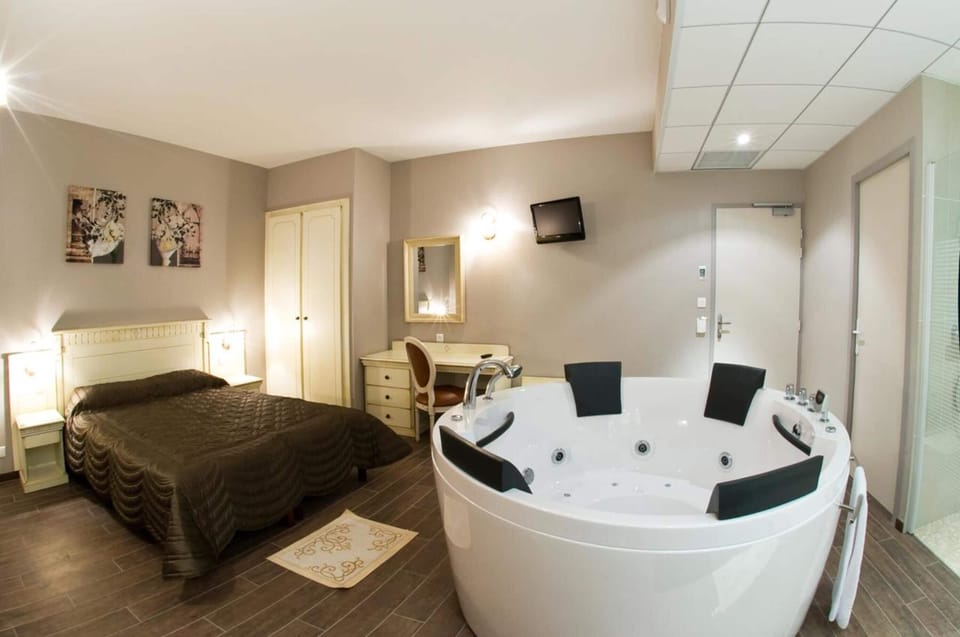 Double Room (Balneo) | In-room safe, desk, soundproofing, free cribs/infant beds