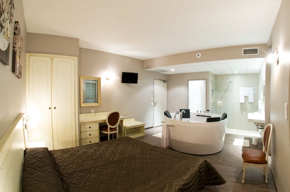 Double Room (Balneo) | In-room safe, desk, soundproofing, free cribs/infant beds