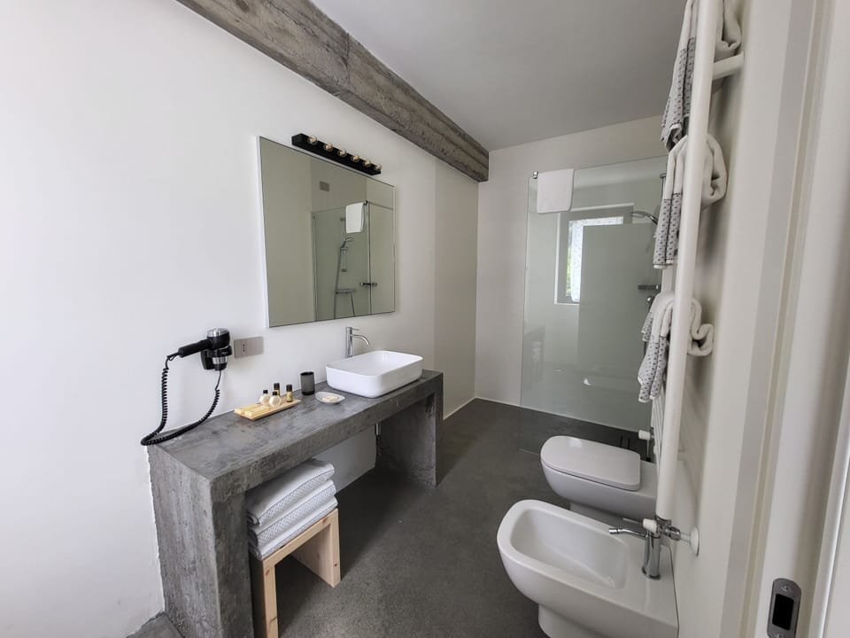 Junior Suite Familiare con Terrazza | Bathroom | Shower, hair dryer, bidet, towels