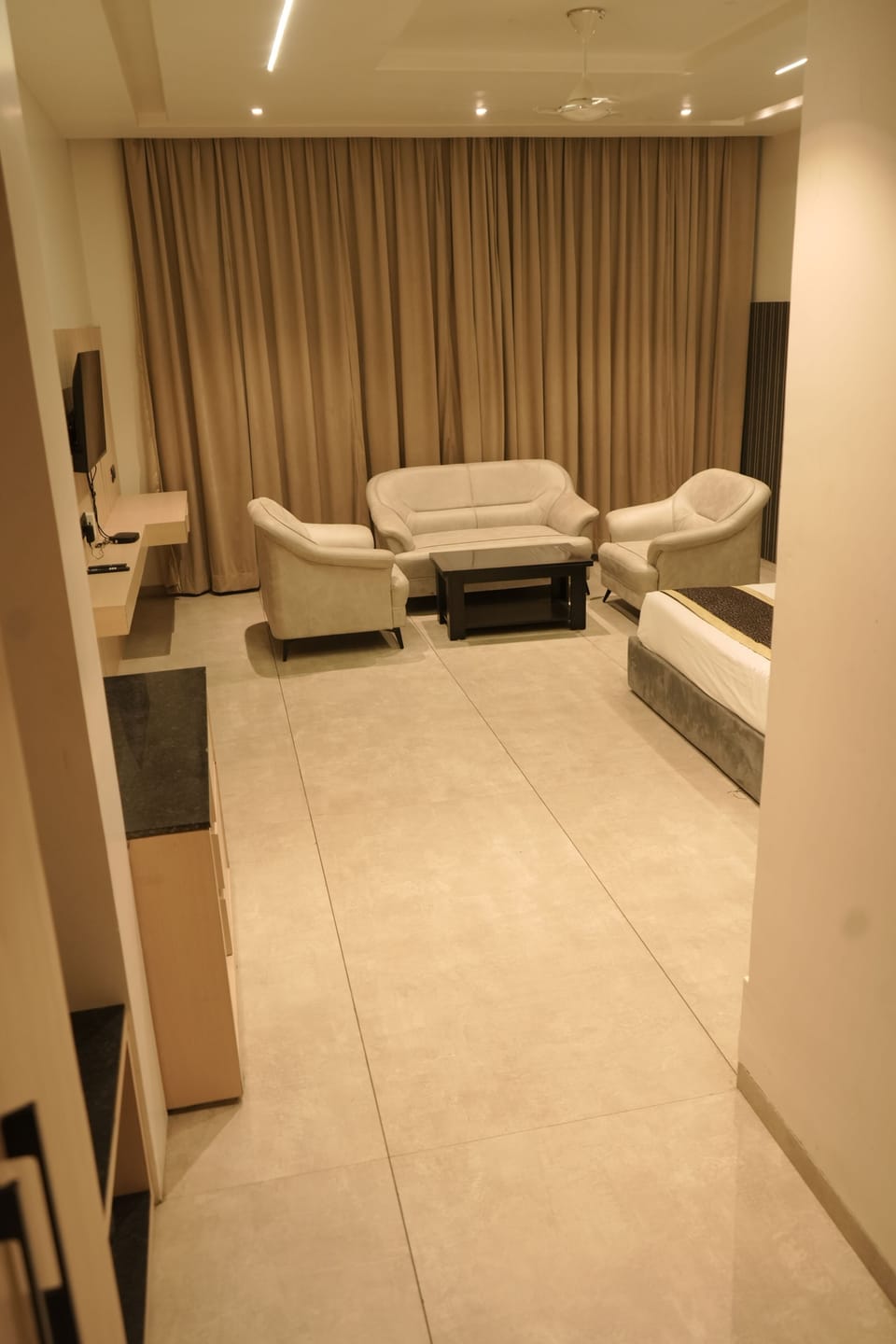 Junior Studio Suite | Egyptian cotton sheets, premium bedding, in-room safe, desk