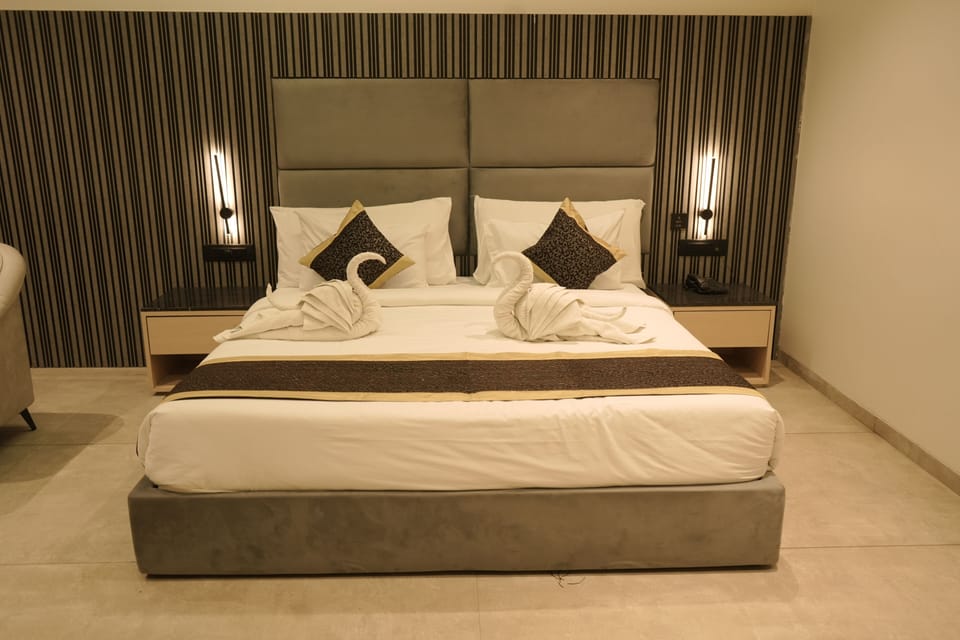 Junior Studio Suite | Egyptian cotton sheets, premium bedding, in-room safe, desk