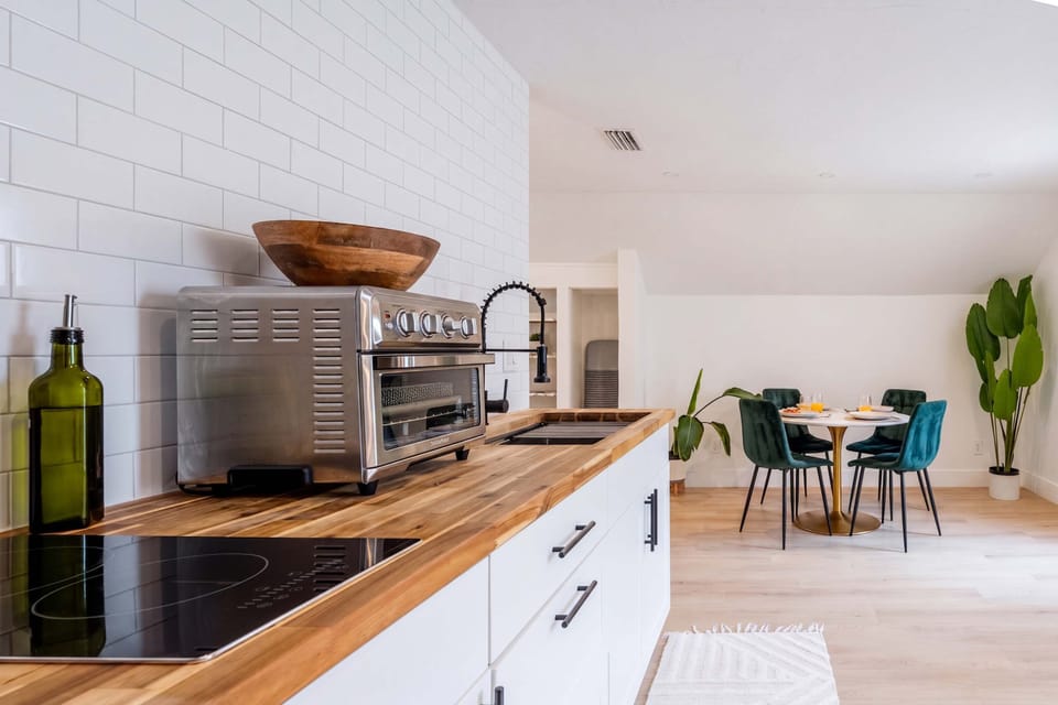 An open-concept design that keeps you connected from the stovetop to the table.