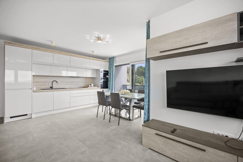 Full-size fridge, microwave, oven, stovetop