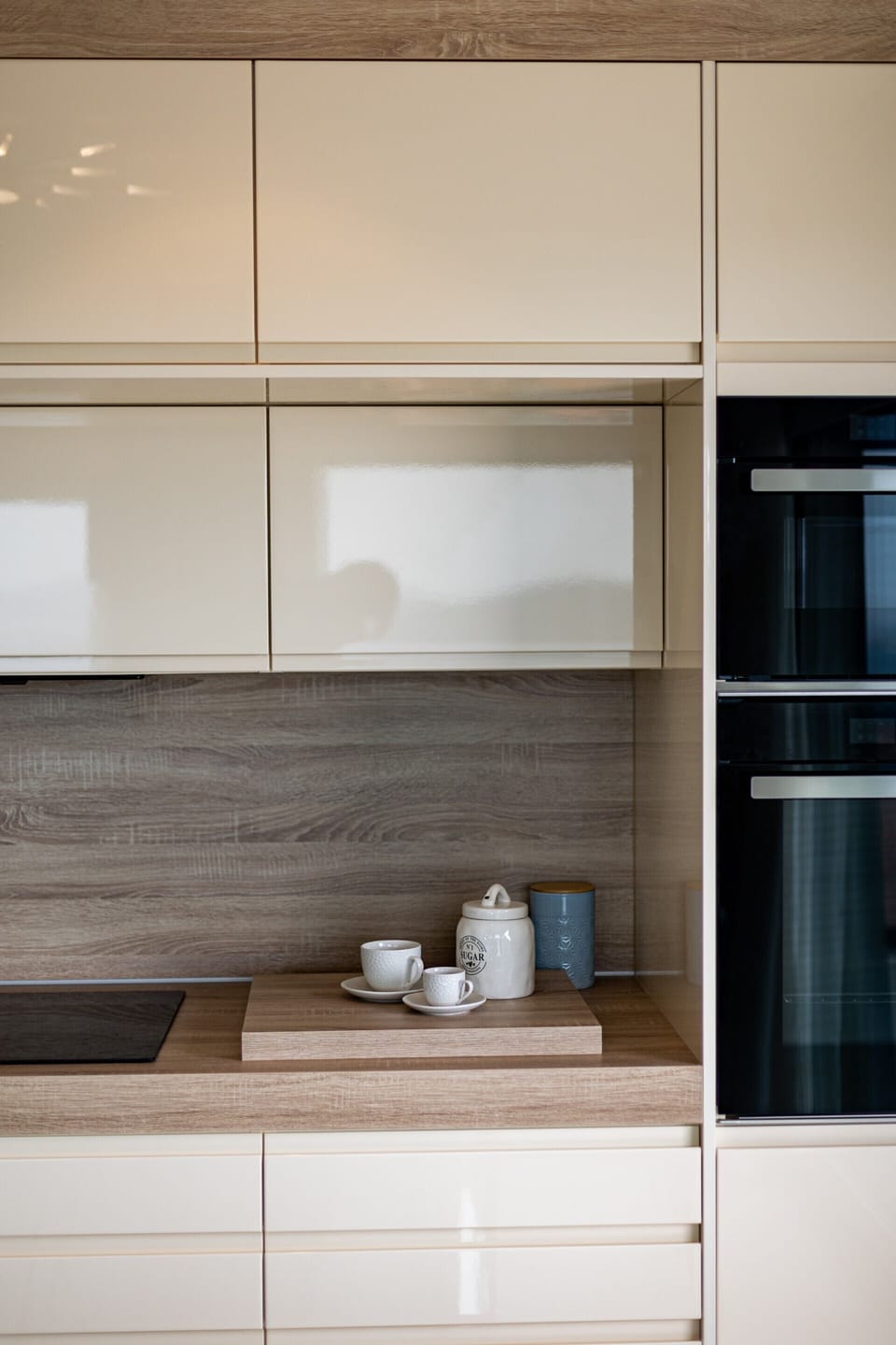 Full-size fridge, microwave, oven, stovetop