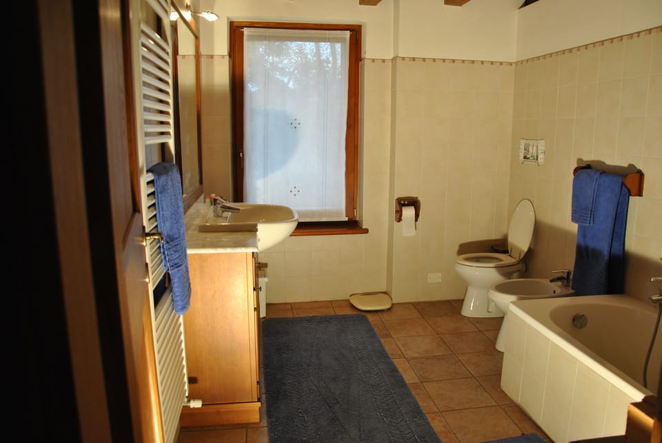 Double Room, Private Bathroom | Bathroom | Free toiletries, hair dryer, bidet, towels