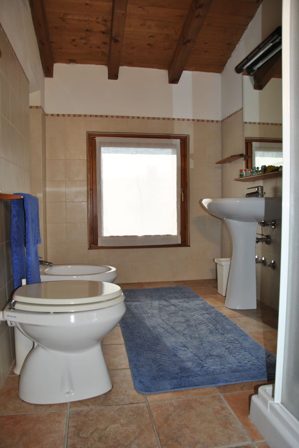 Triple Room, Shared Bathroom | Bathroom | Free toiletries, hair dryer, bidet, towels