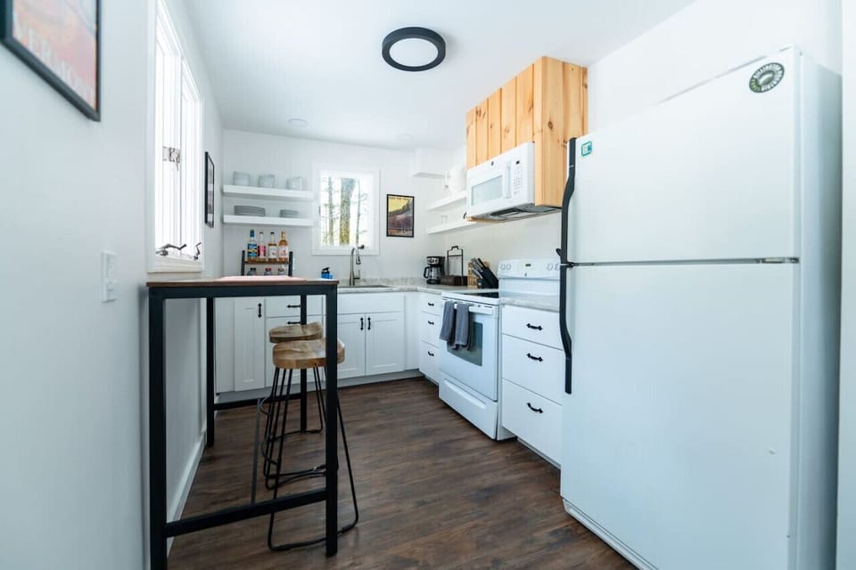 Modern white kitchen with a stylish, elegant, and functional design.