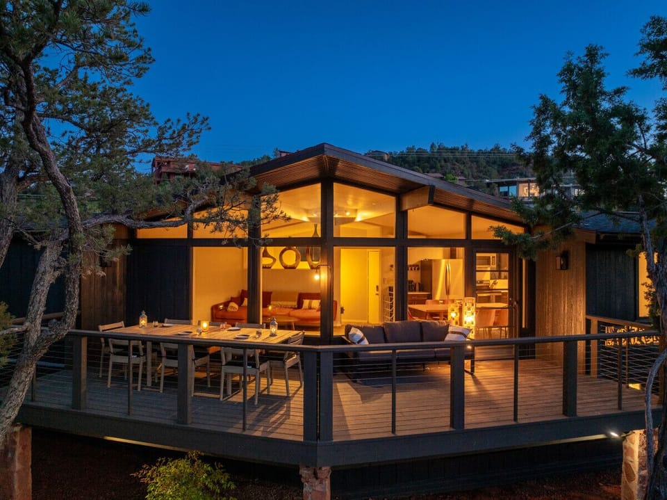Love how the treehouse glows at night—warm, lit up, and utterly inviting. 🌟