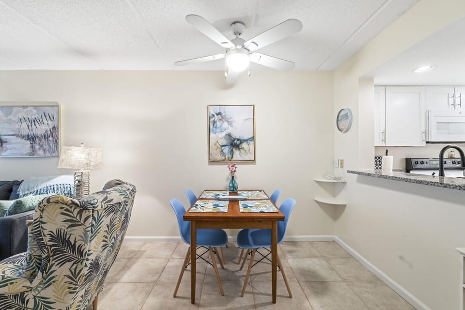 Condo, 2 Bedrooms | Dining