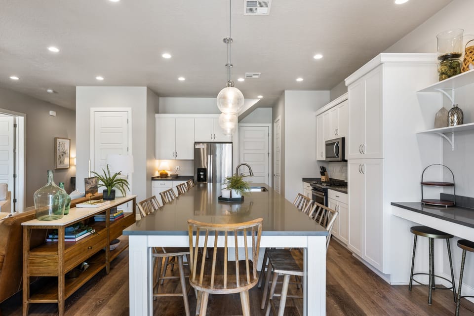 Townhome, 5 Bedrooms | Private kitchen | Fridge, oven, coffee/tea maker, toaster