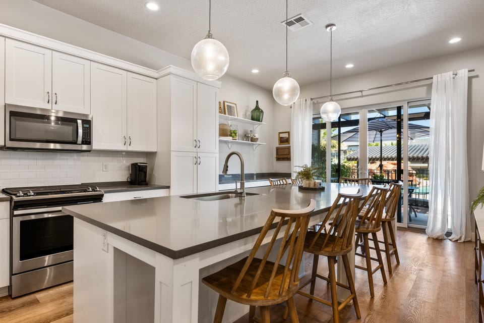 Townhome, 5 Bedrooms | Private kitchen | Fridge, oven, coffee/tea maker, toaster