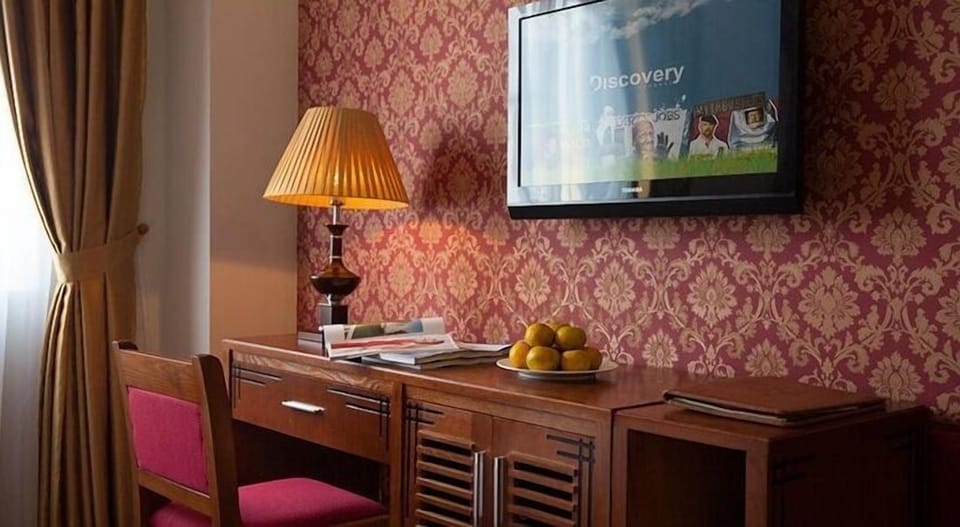 Family With City Window | Room amenity