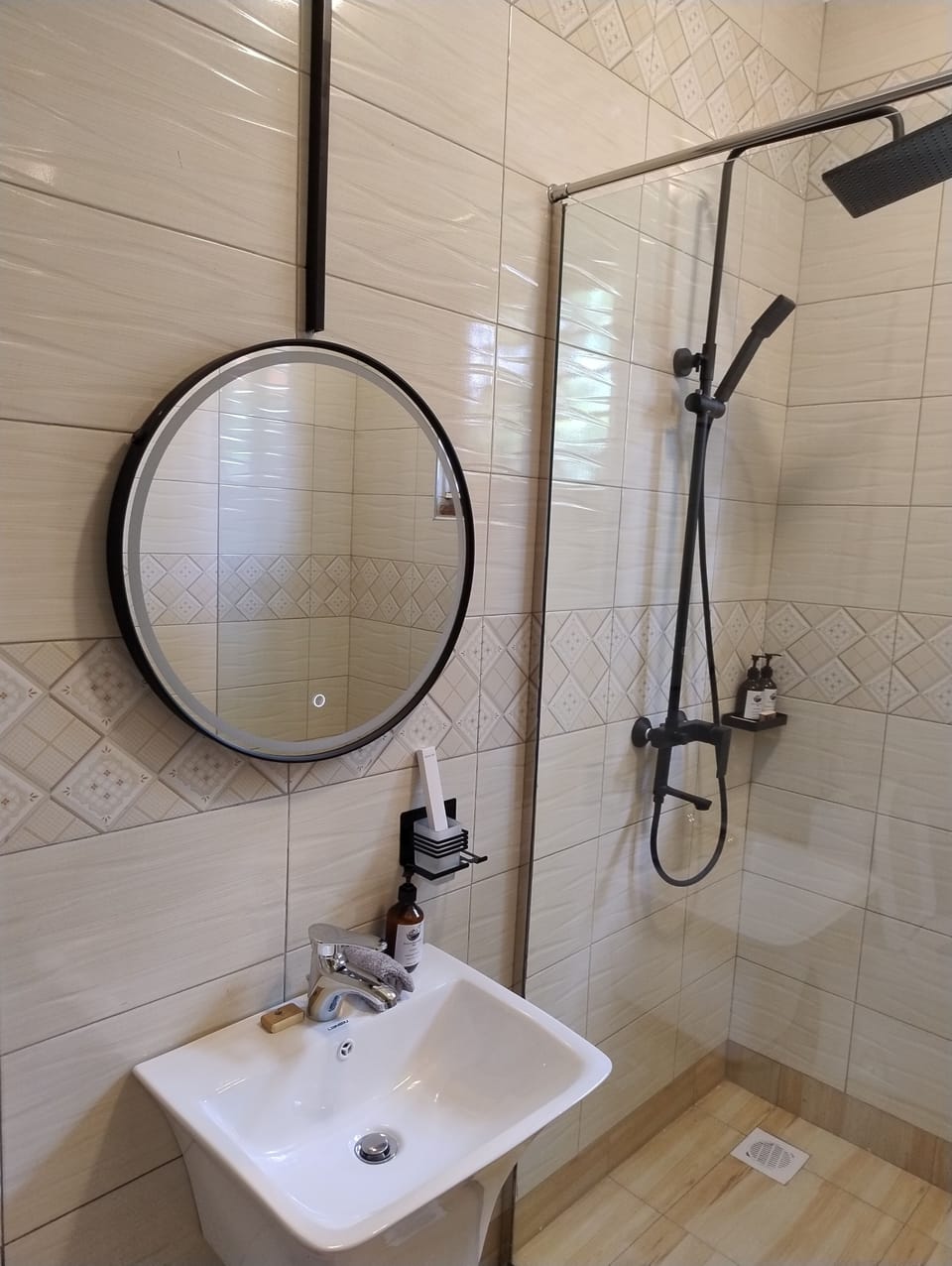 Superior Double Room | Bathroom | Free toiletries, slippers