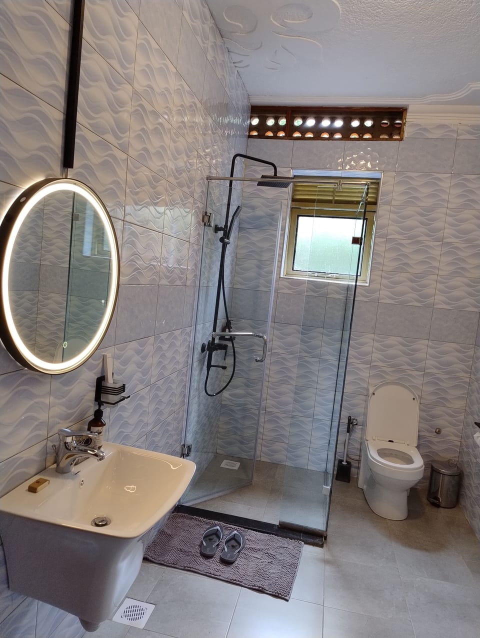Deluxe Double Room | Bathroom | Free toiletries, slippers