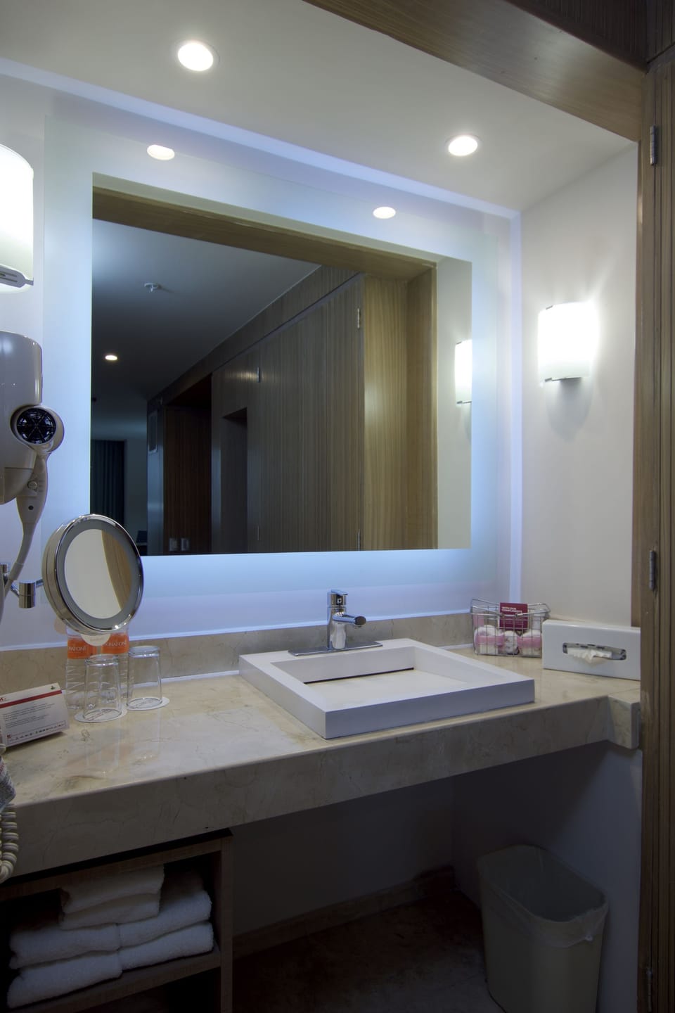 Superior Room, 1 King Bed, Non Smoking | Bathroom sink