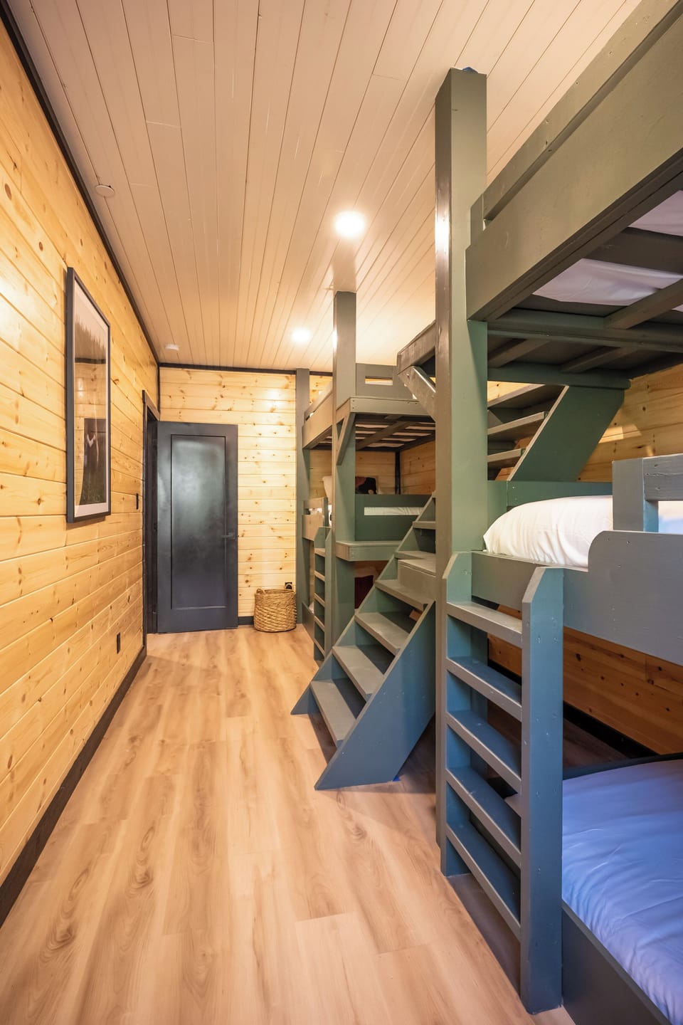 Alpine Escape: 6 twin bed bunk room with shared bathroom