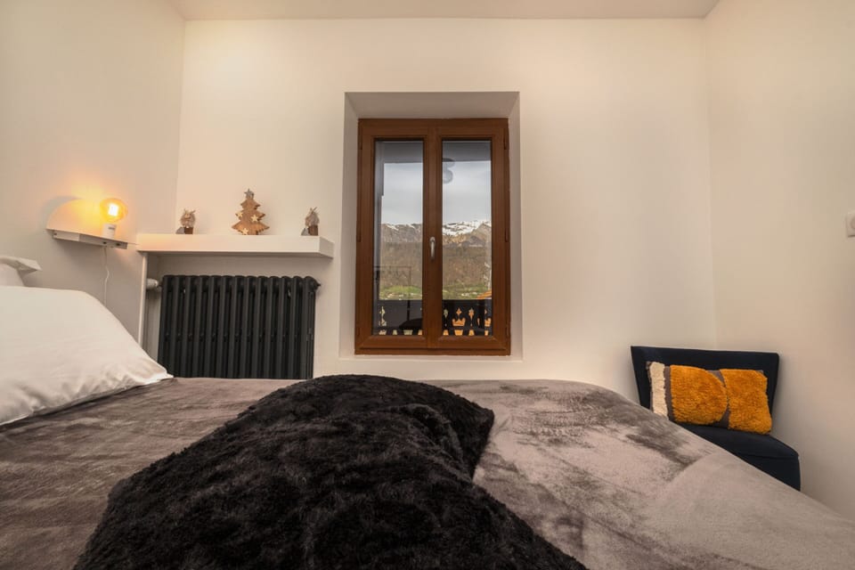 Traditional Double Room, Ensuite, Mountain View (Mont Charvin) | Premium bedding, individually furnished, laptop workspace, free WiFi