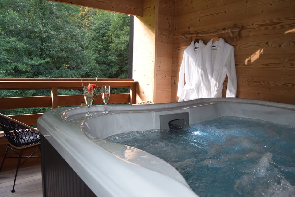 Outdoor spa tub