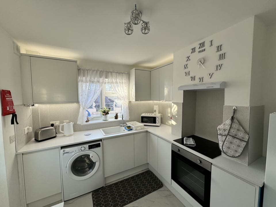 House | Private kitchen | Fridge, microwave, oven, stovetop
