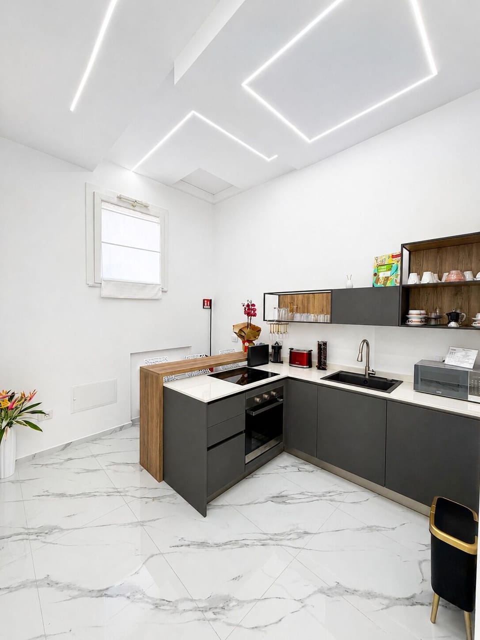 Deluxe Condo, 2 Bedrooms, Non Smoking, Ensuite | Private kitchen | Microwave, oven, stovetop, espresso maker