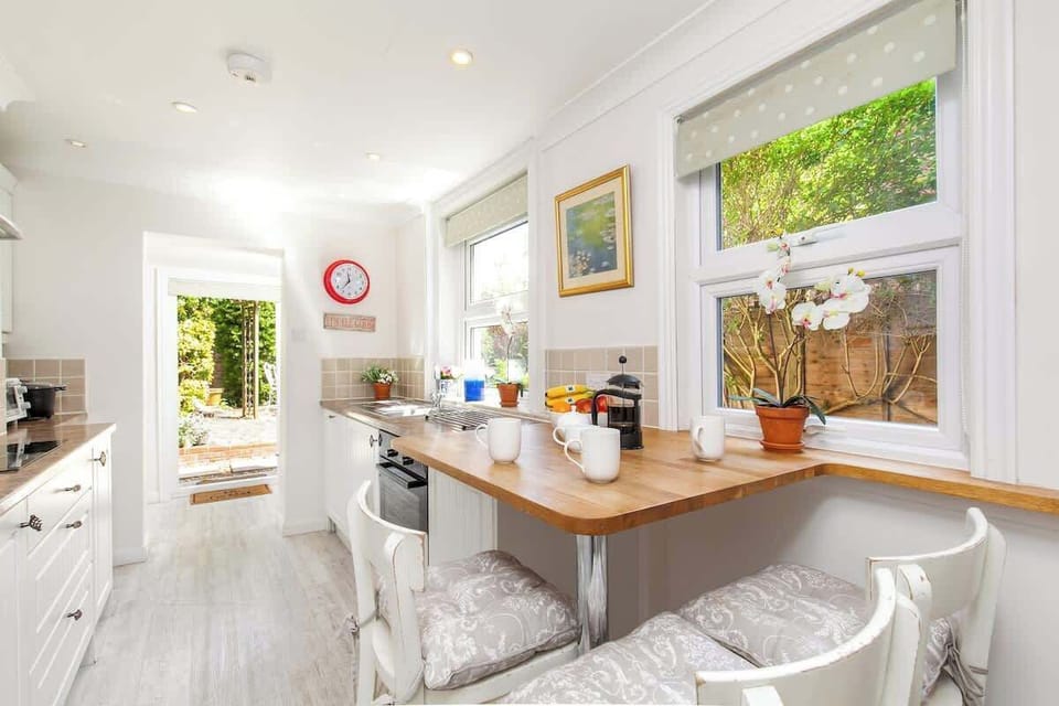 Fully equipped kitchen at Blue Puffin Stays Short Lets & Serviced Accommodation