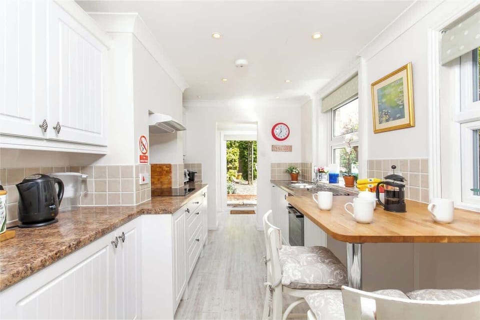 Fully equipped kitchen at Blue Puffin Stays Short Lets & Serviced Accommodation