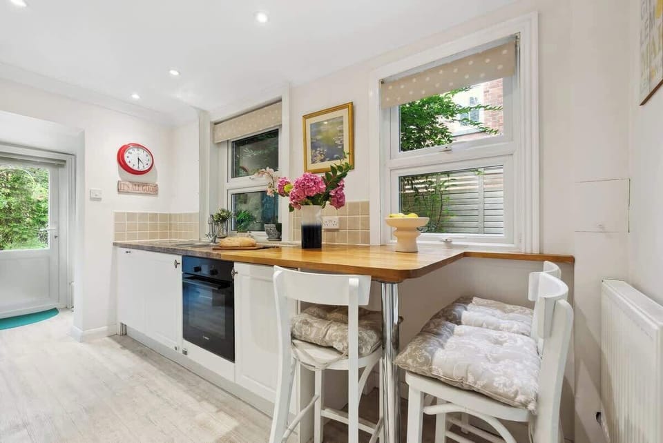 Fully equipped kitchen  at Blue Puffin Stays Short Lets & Serviced Accommodation
