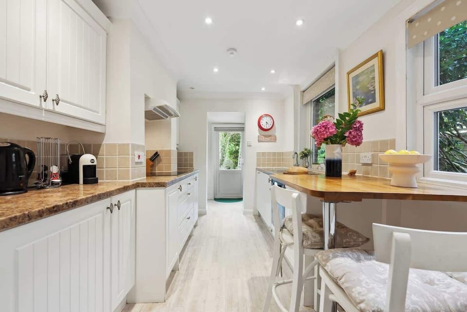 Fully equipped kitchen at Blue Puffin Stays Short Lets & Serviced Accommodation