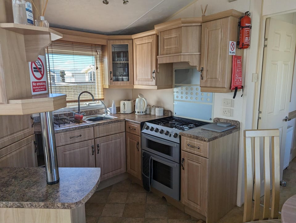 Chalet | Private kitchen | Fridge, microwave, oven, stovetop