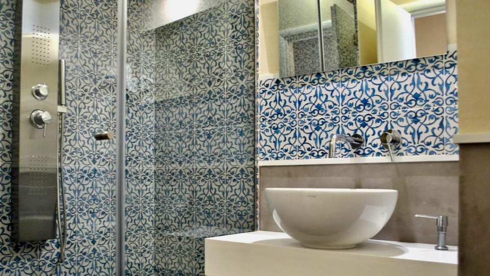 Comfort Room (Mothia) | Bathroom | Shower, rainfall showerhead, free toiletries, hair dryer