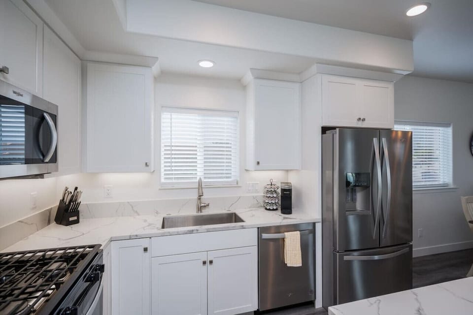 Fully stocked kitchen with Keurig and K Cups provided