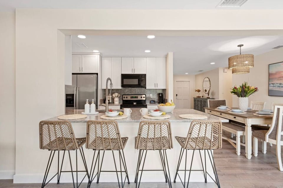 Open kitchen with breakfast bar.