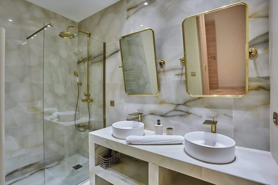 SDB 1 douche + lavabo (chambre 1)
