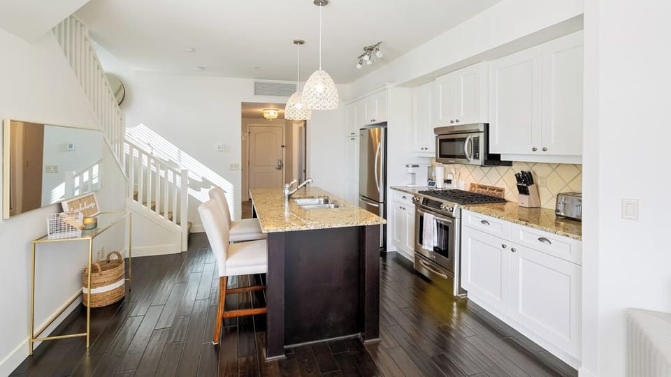 Deluxe Condo, 3 Bedrooms, Pool Access, Lake View | Private kitchen | Coffee/tea maker, full-size fridge, microwave, oven