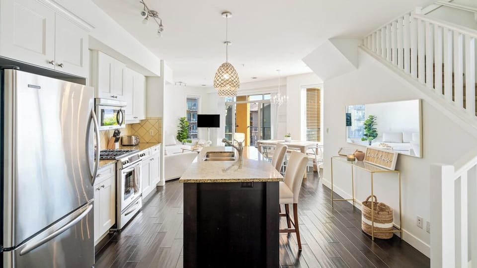Deluxe Condo, 3 Bedrooms, Pool Access, Lake View | Private kitchen | Coffee/tea maker, full-size fridge, microwave, oven