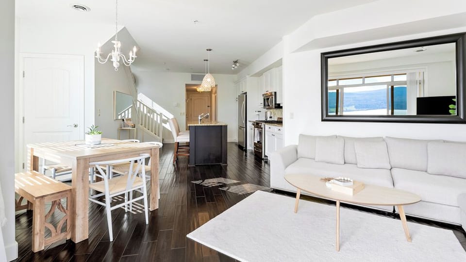 Deluxe Condo, 3 Bedrooms, Pool Access, Lake View | In-room dining